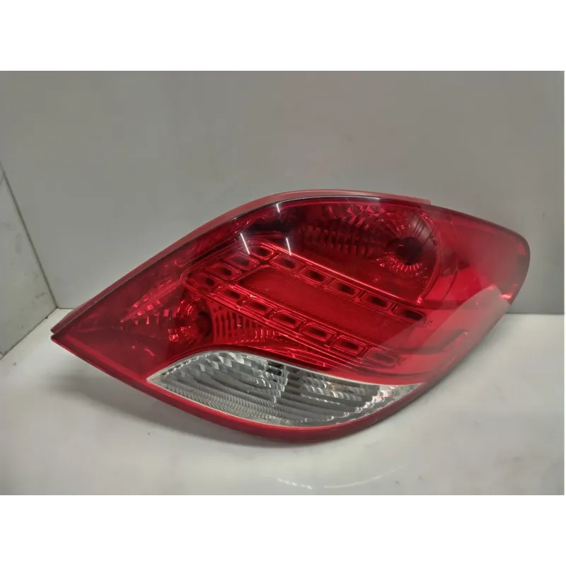 Feu arriere droit peugeot 207