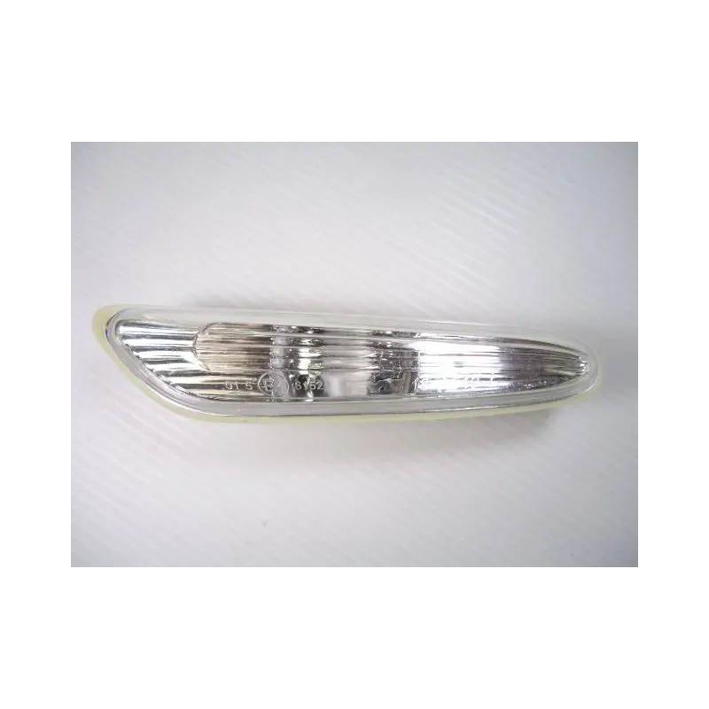 Repetiteur avant droit