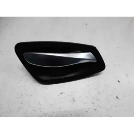 Poignee interieur porte avant gauche