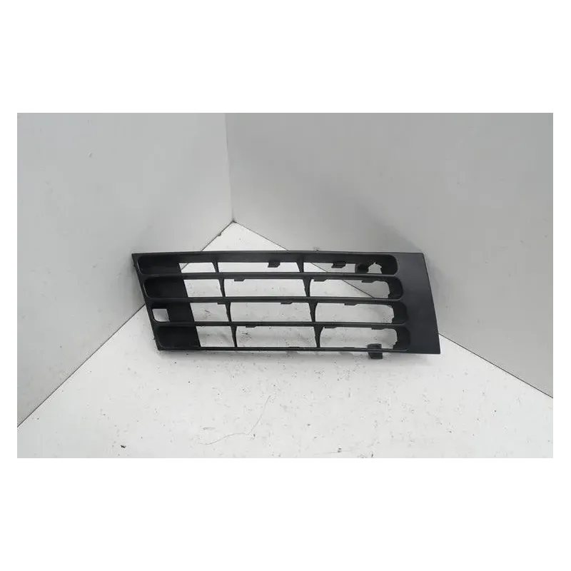 Grille de pare choc avant droit audi a4 8d b5
