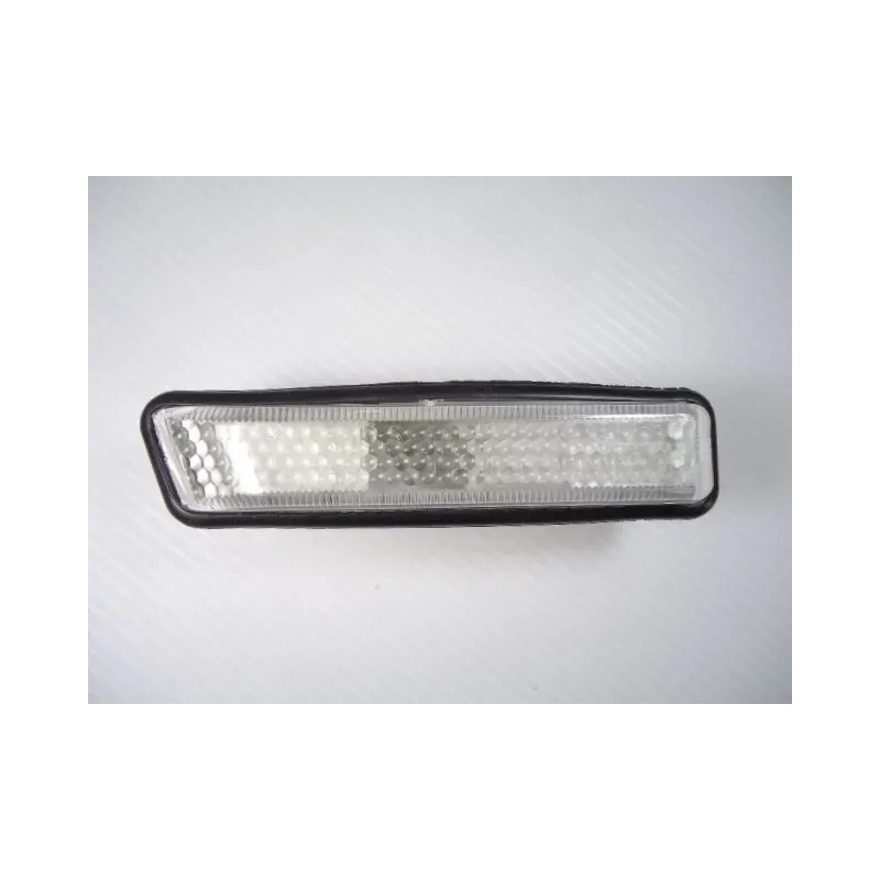 Repetiteur avant gauche