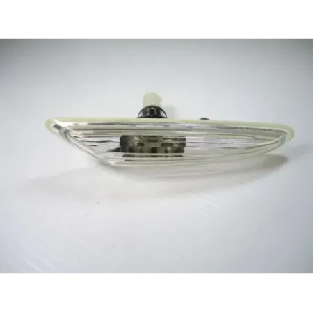 Repetiteur avant droit